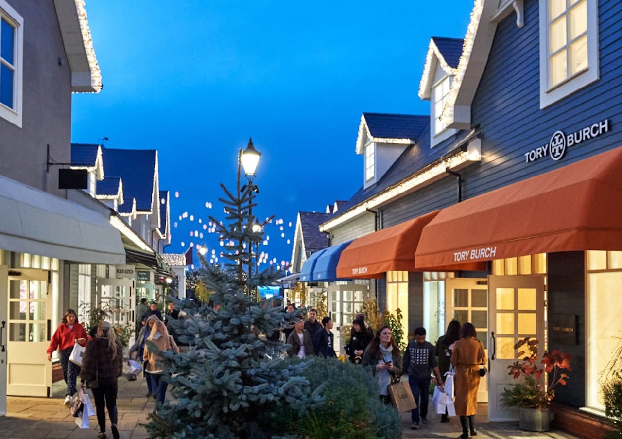 Bicester Village Shopping with Round Trip Rail Transfers from London - imagen 6