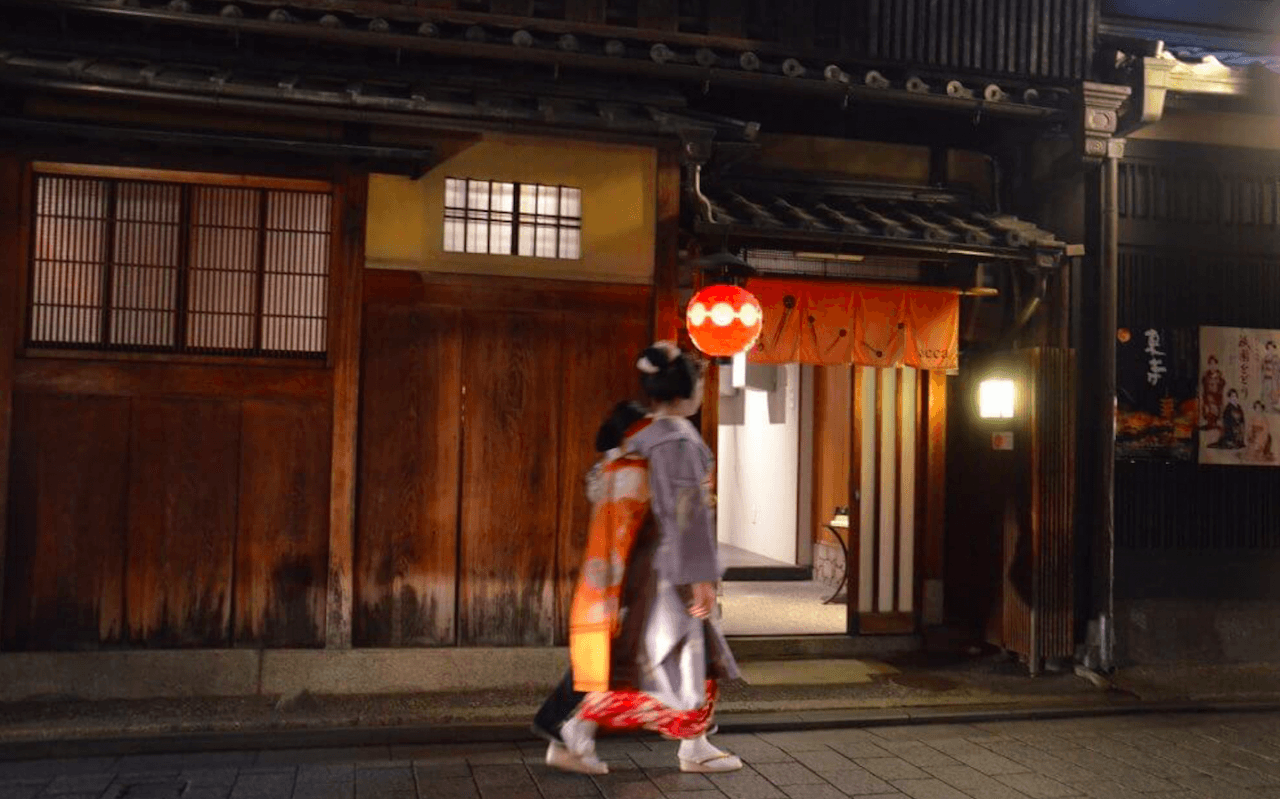 Kyoto Gion and Kaiseki Night Food Tour - image 3