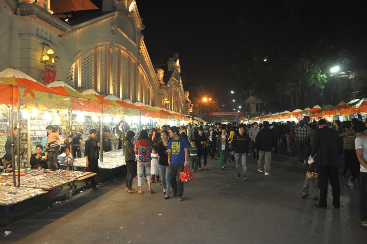 Hanoi Weekend Night Market and Street Food Tour - image 3