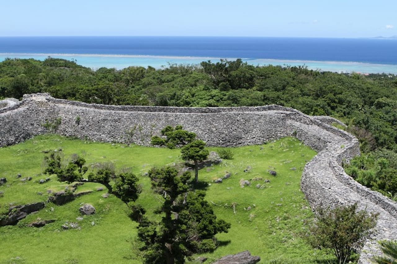 Entrada a las ruinas del castillo Nakijin - imagen 4