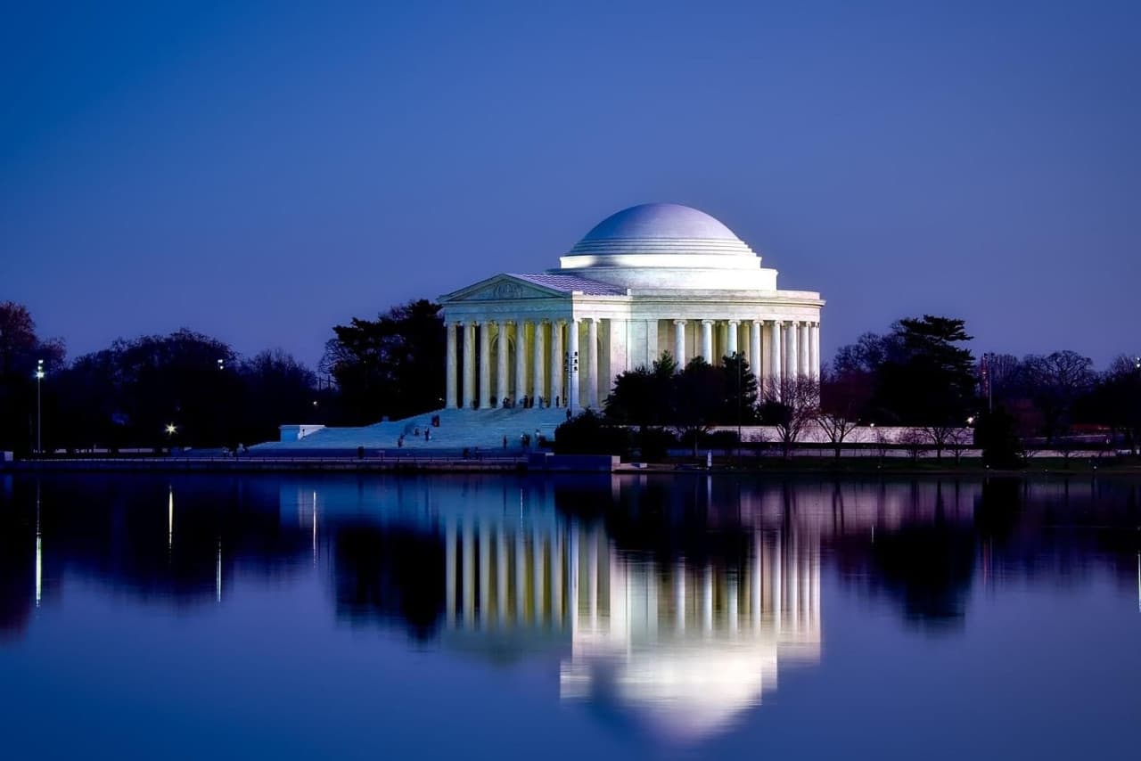 Washington DC Night Memorials Walking Tour with Skyline View - image 8