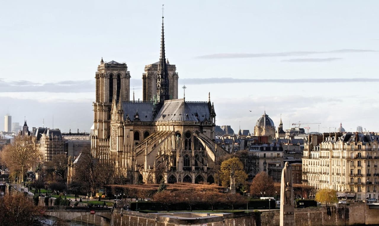 Notre Dame Exterior Tour with English- or Spanish-Speaking Guide & Cathedral Entry - image 3