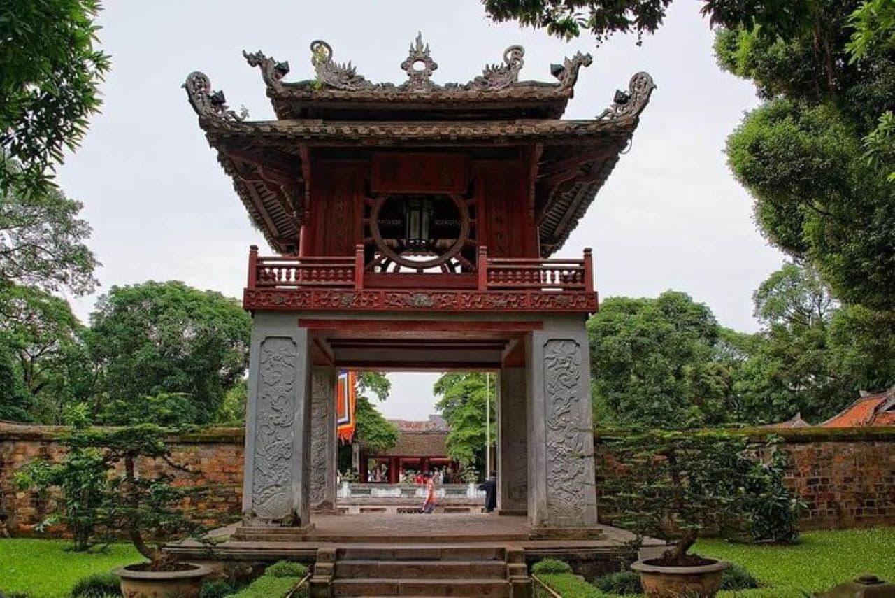 Hanoi Instagram Tour: Ceramic Mosaic Mural, Sword Lake, Long Bien Bridge - image 3