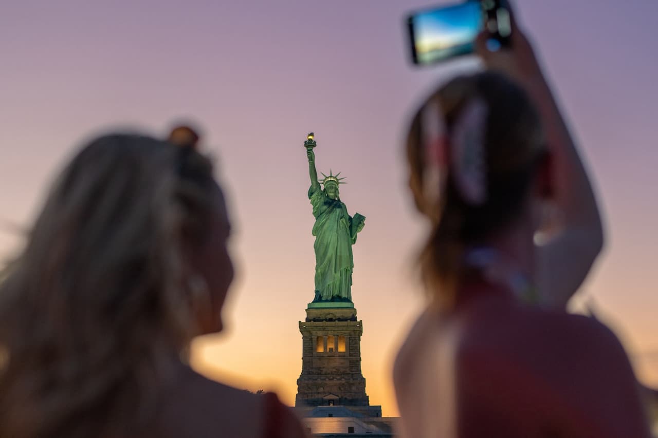 Crucero nocturno "NYC Harbor Lights" de Circle Line (2 horas): entrada reservada con acceso directo al embarque - imagen 3