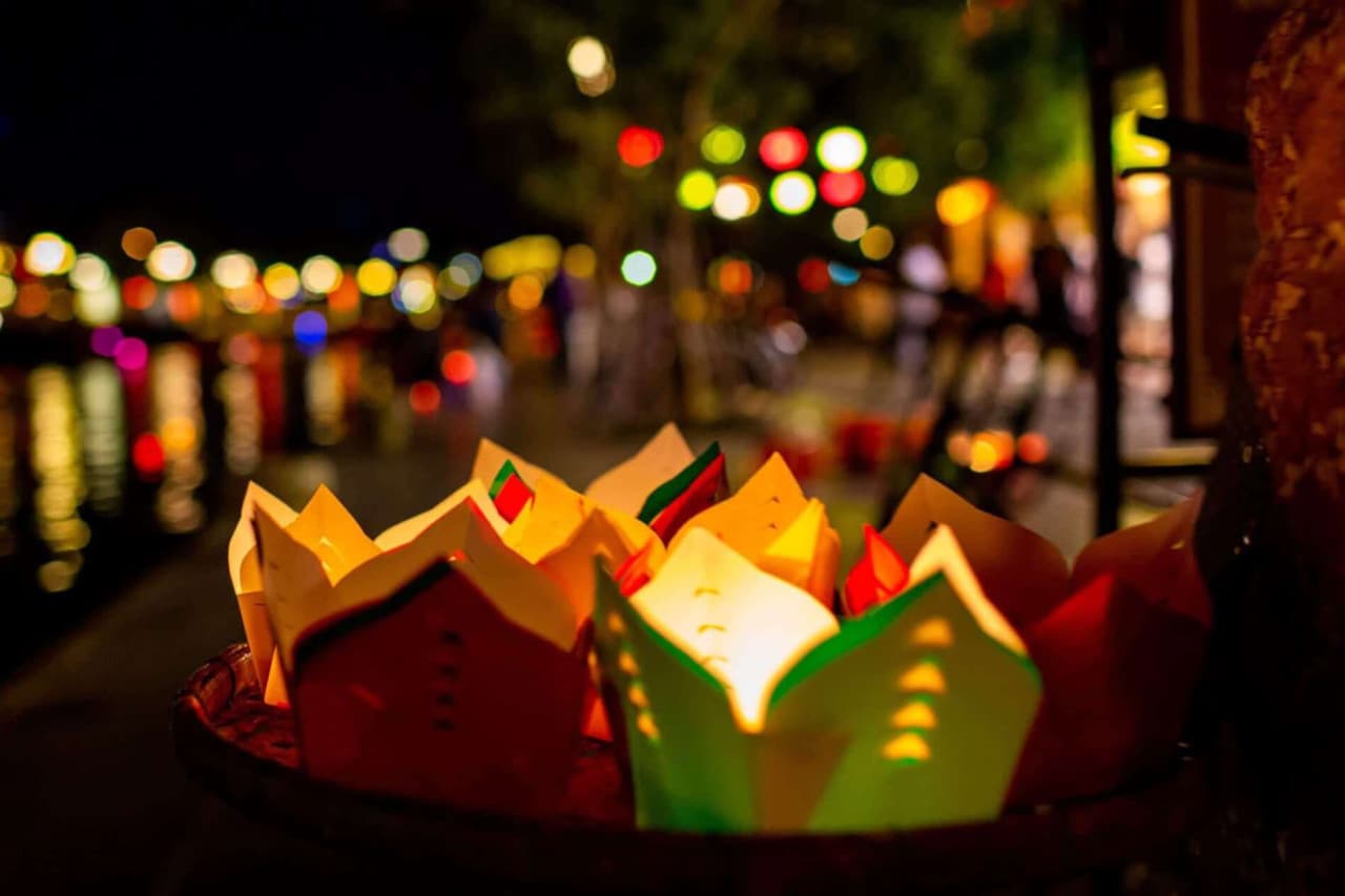 Hoai River Evening Boat Ride with Lantern Experience - image 3