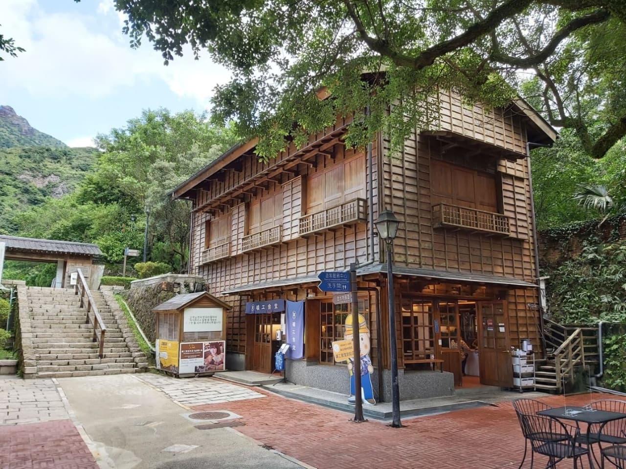 Jiufen Night Tour from Taipei: Jiufen Old Street, ShueiNanDong Golden Waterfall, Baoshishan Lookout - image 6