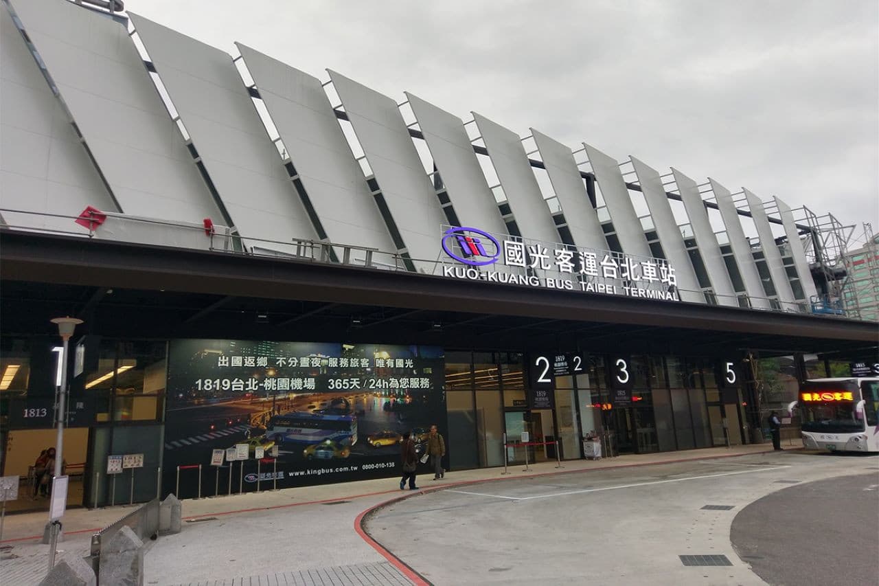 Traslados en autobús Kuo Kuang 1819 desde el Aeropuerto Internacional de Taoyuan hasta Taipei Main Station - imagen principal