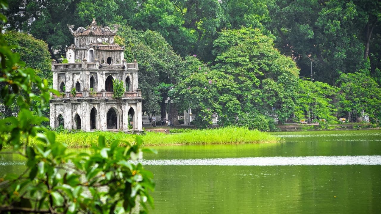 Hanoi Highlights City Tour: Ho Chi Minh Mausoleum, Temple of Literature, Tran Quoc Pagoda - imagen 5