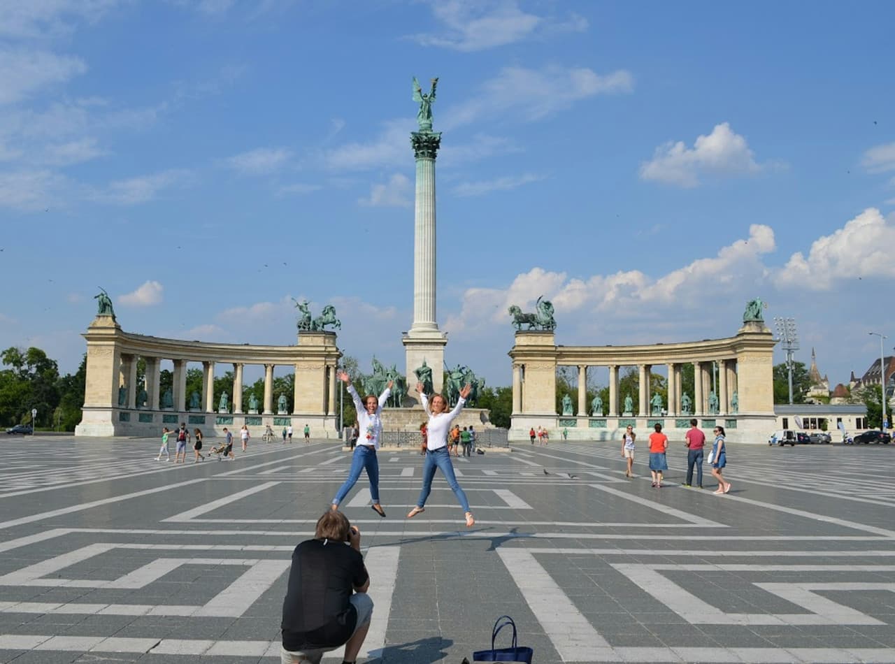 Budapest: Castle District & Hungarian Parliament Guided Tour + Transport - image 5