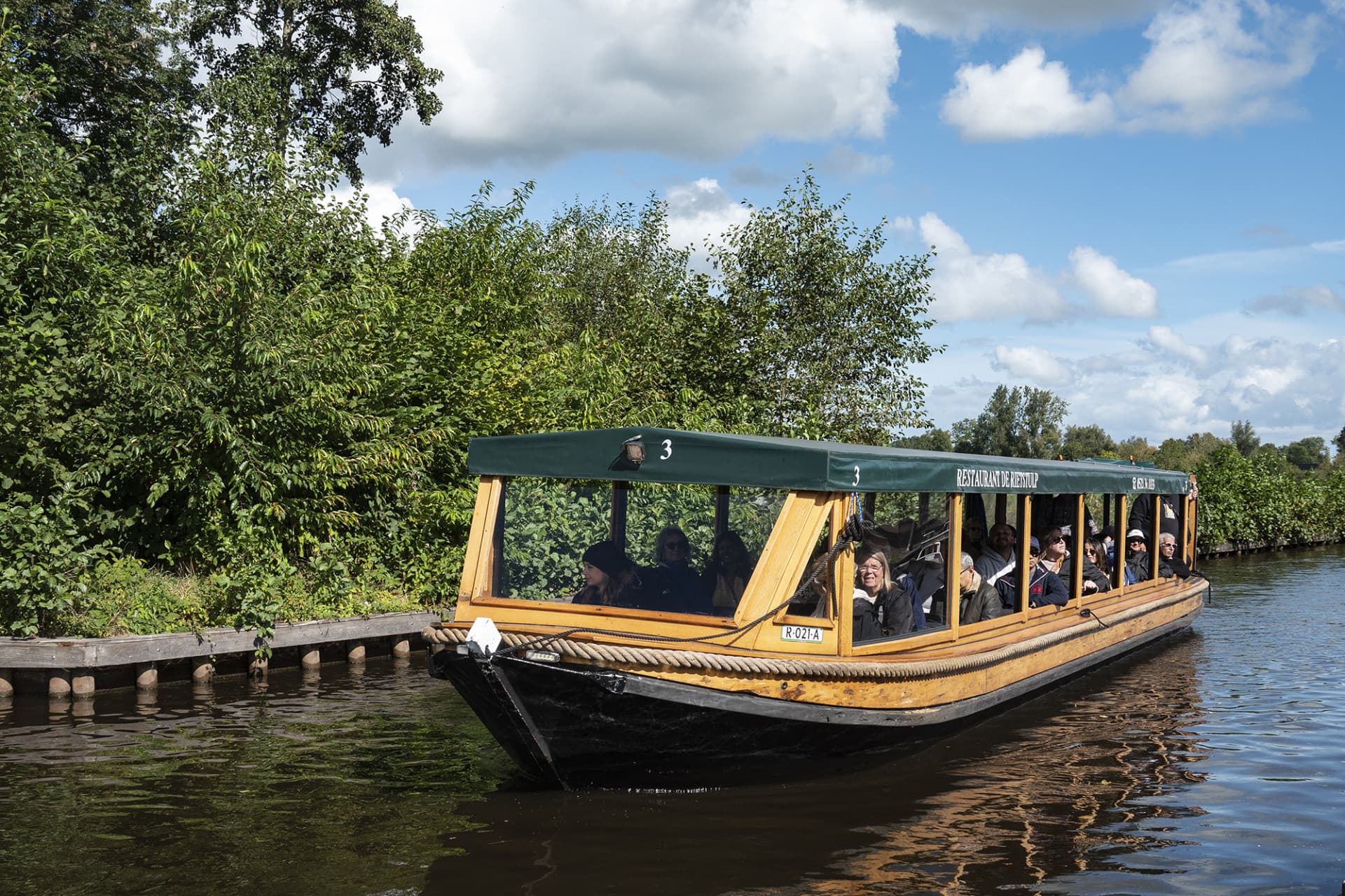 Giethoorn Full-Day Tour from Amsterdam with Canal Cruise and Self-Guided Walking Tour - image 10