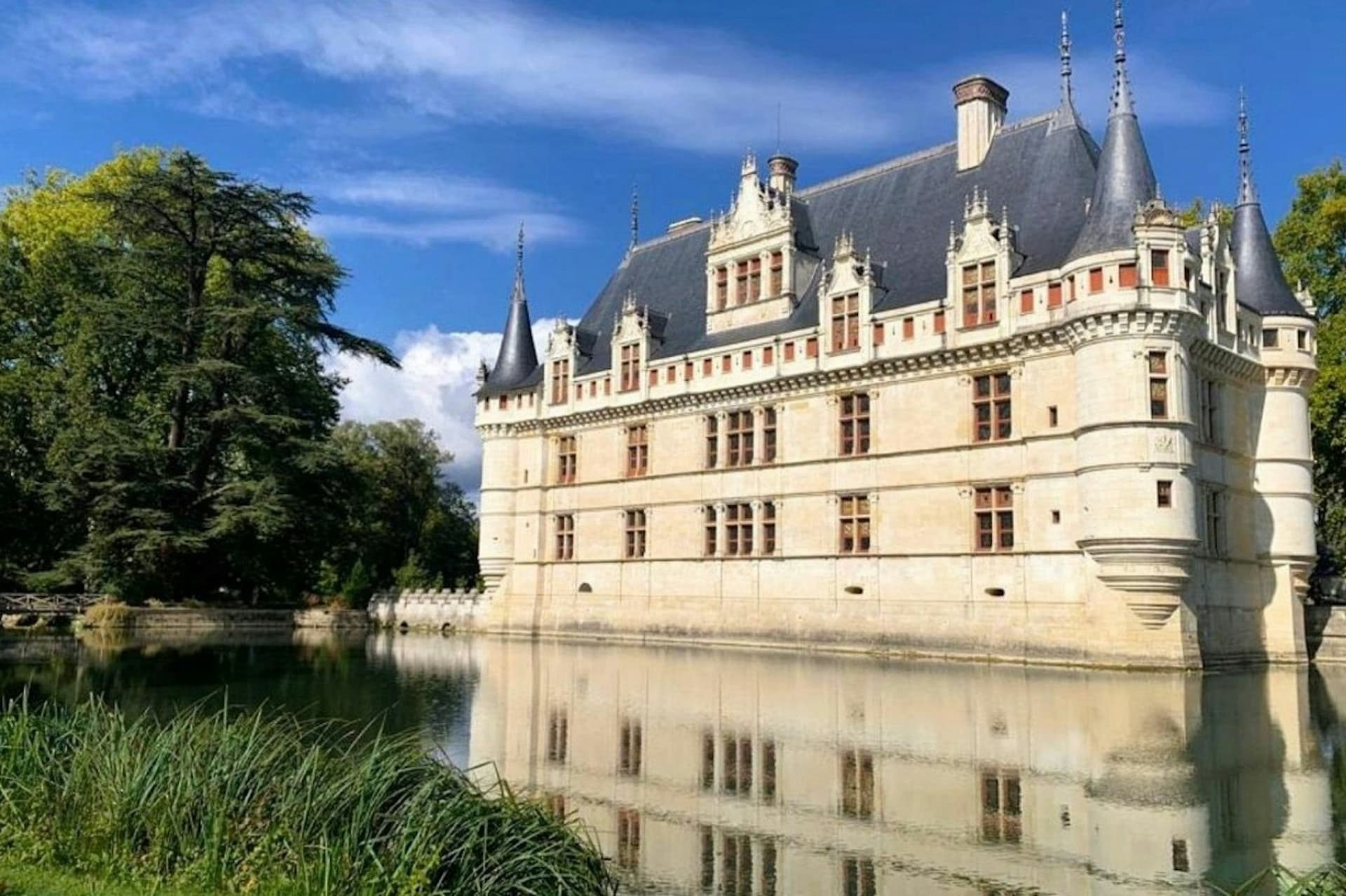Chateau d'Azay-le-Rideau & Gardens of Villandry: Guided Trip from Tours - image 2