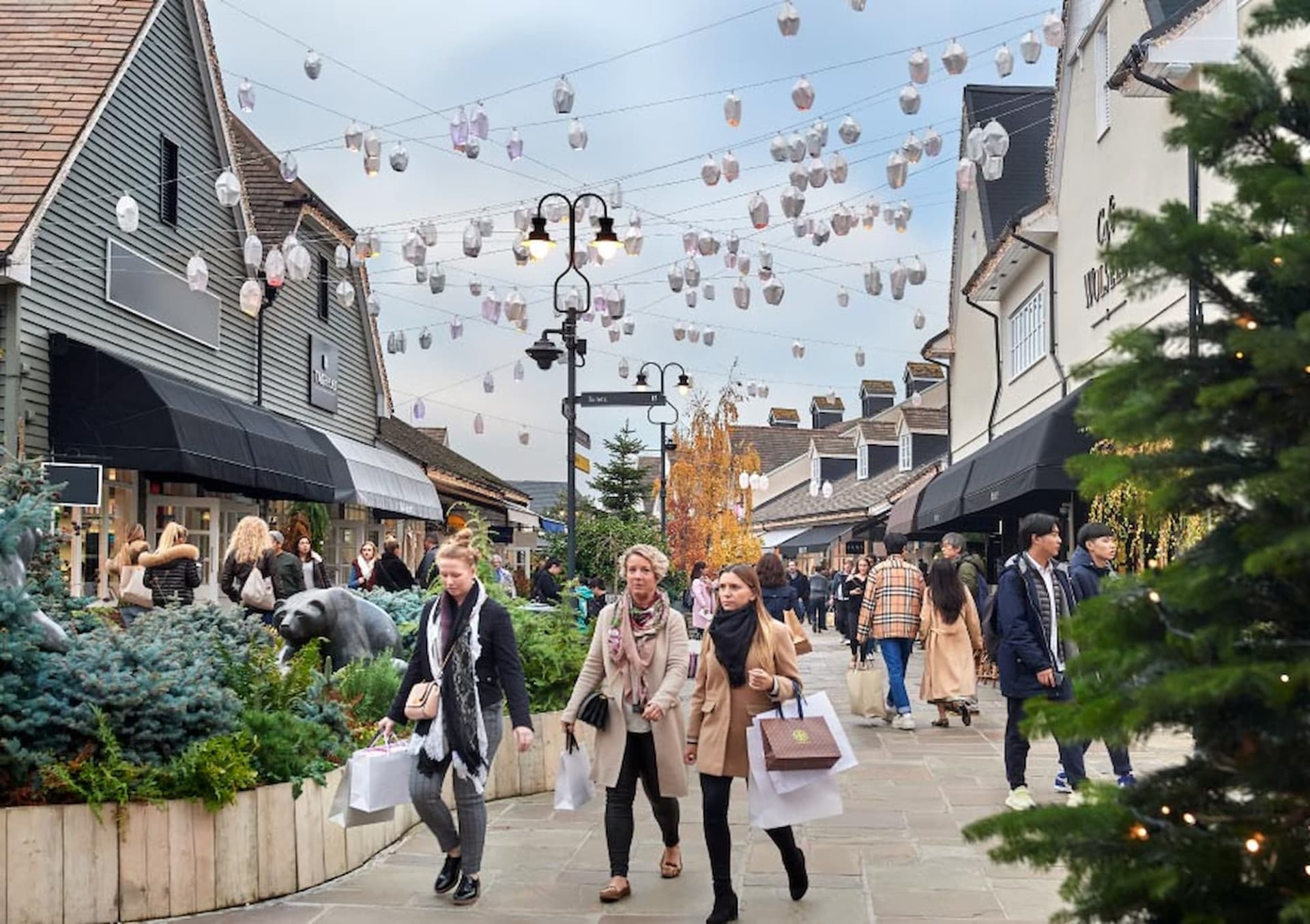 Bicester Village Shopping with Round Trip Rail Transfers from London - imagen 2