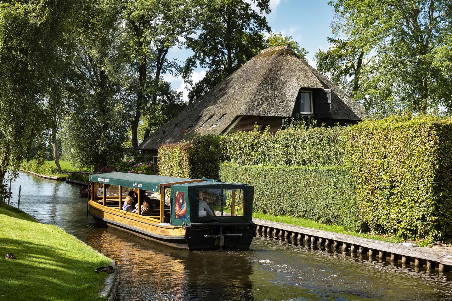Giethoorn Full-Day Tour from Amsterdam with Canal Cruise and Self-Guided Walking Tour - image 4