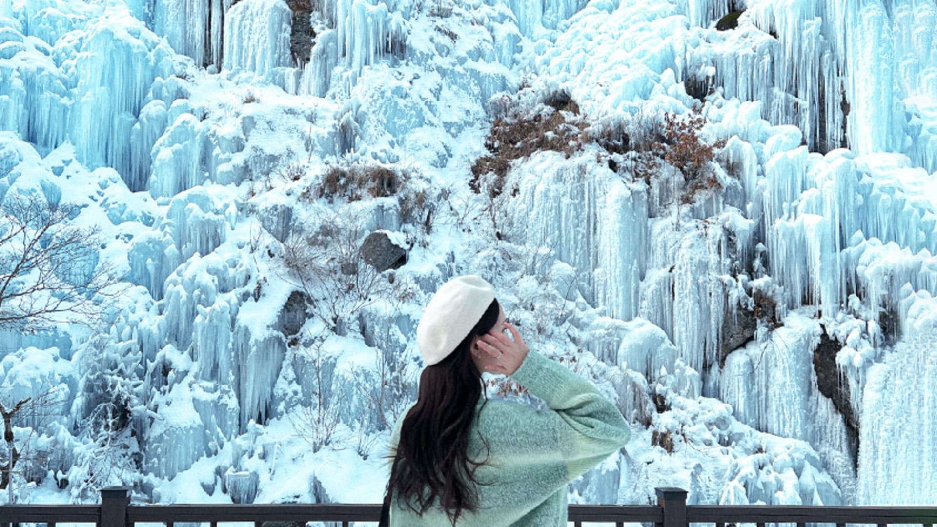 Elysian Gangchon Ski Resort and Eobi Ice Valley Full-Day Tour from Seoul - image 15