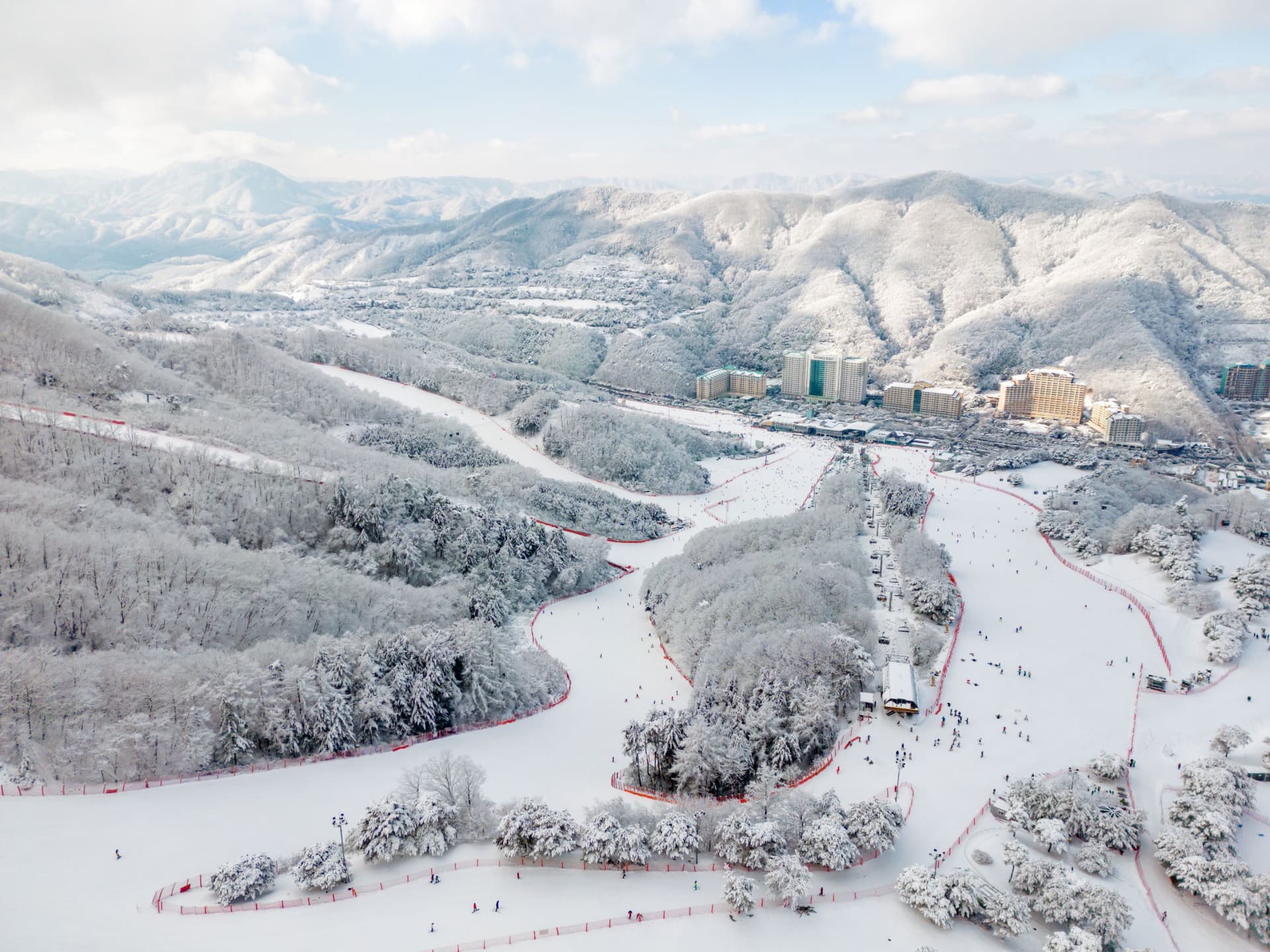 Vivaldi Park Winter Ski and Eobi Ice Valley Day Tour from Seoul - image 5