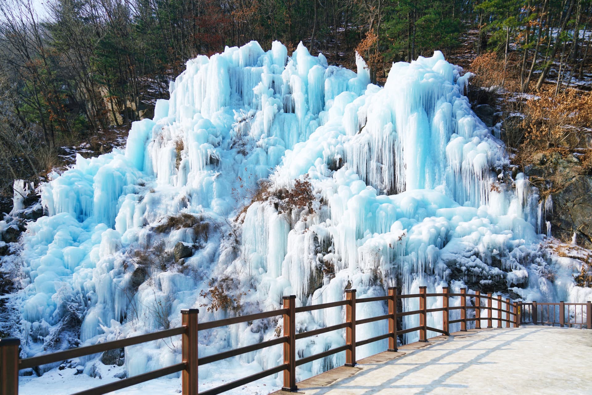 Elysian Gangchon Ski Resort and Eobi Ice Valley Full-Day Tour from Seoul - image 14