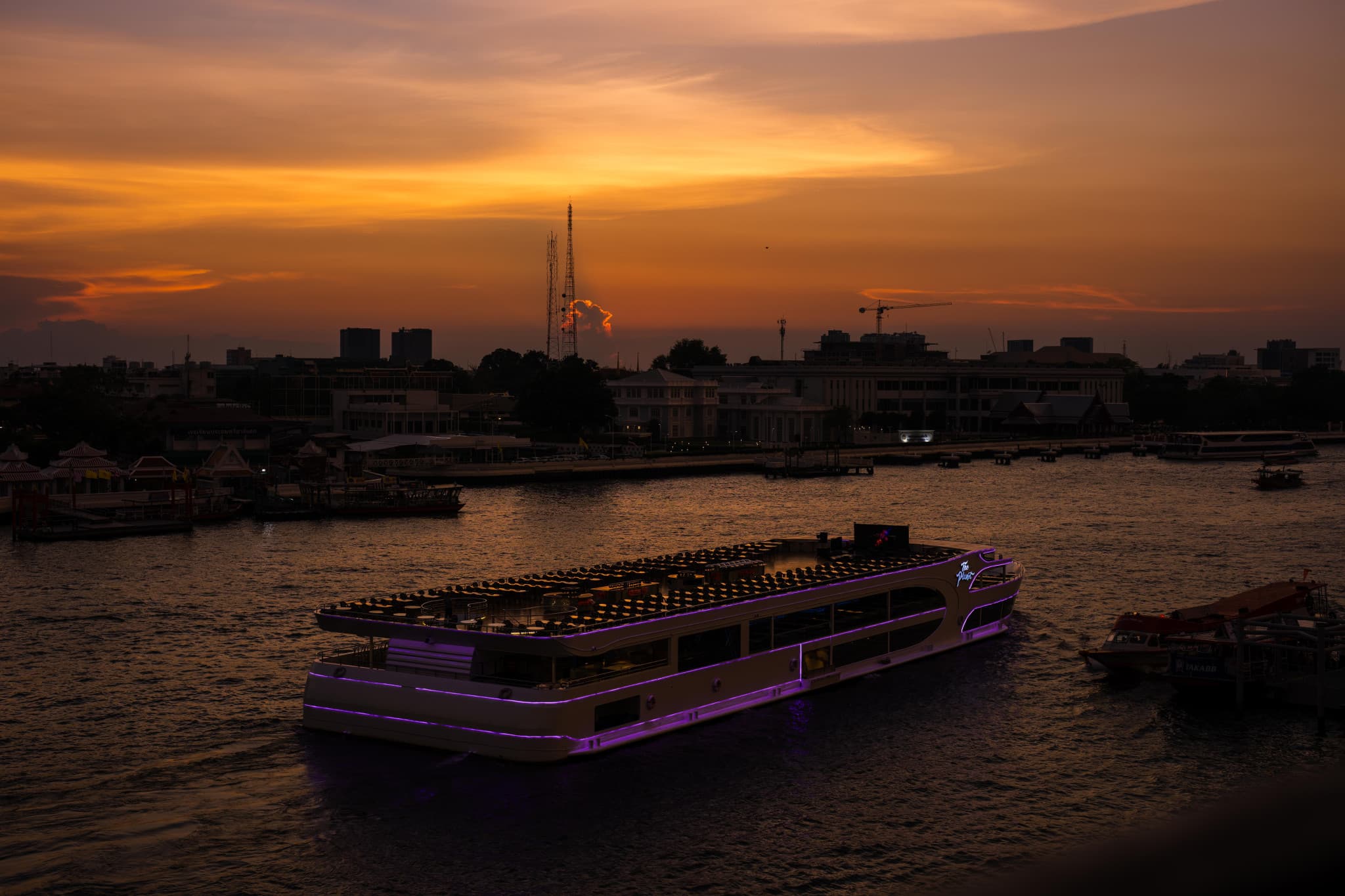 Chao Phraya River Dinner Cruise aboard The Planet Cruise - image 4