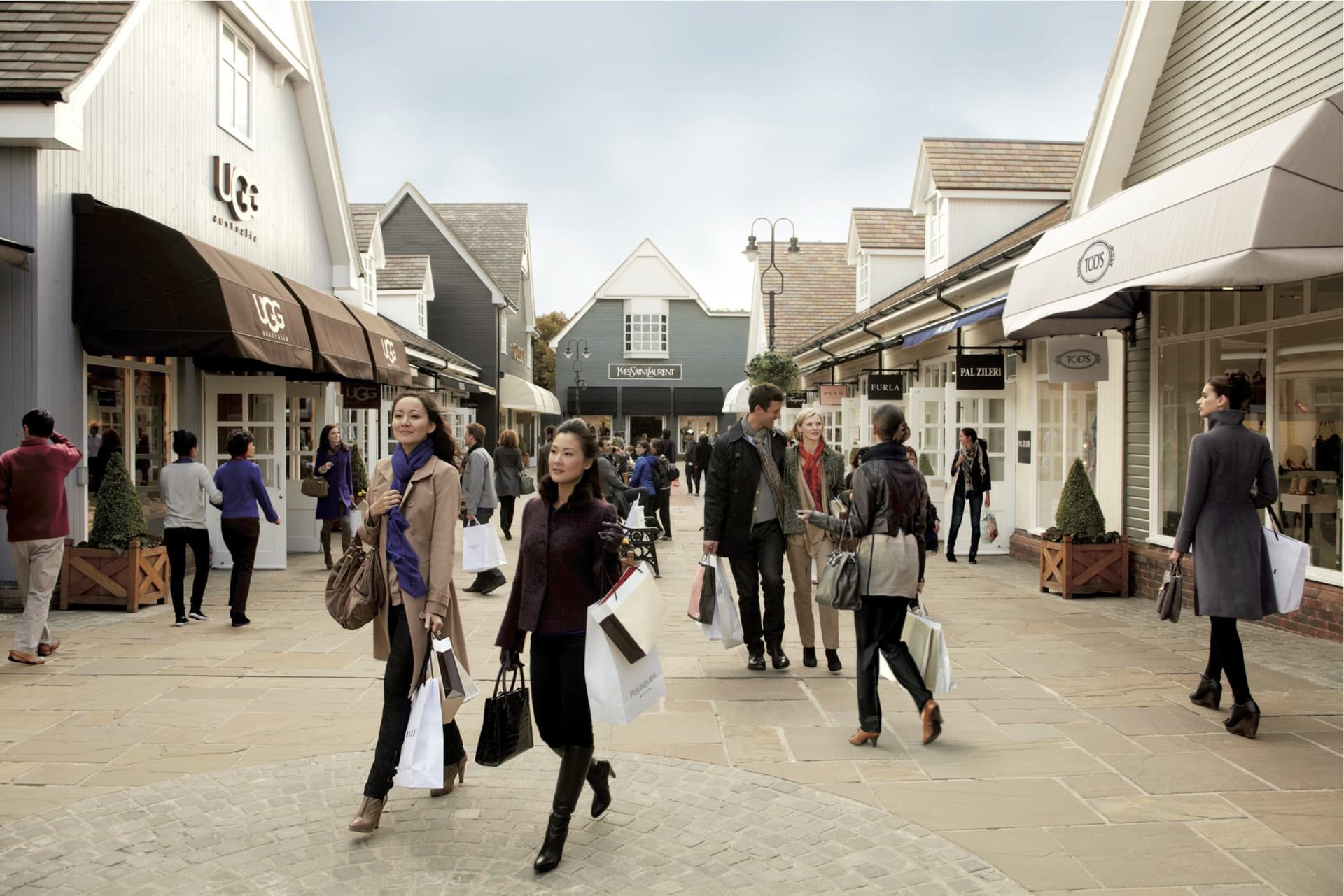Bicester Village Shopping with Round Trip Rail Transfers from London - imagen principal
