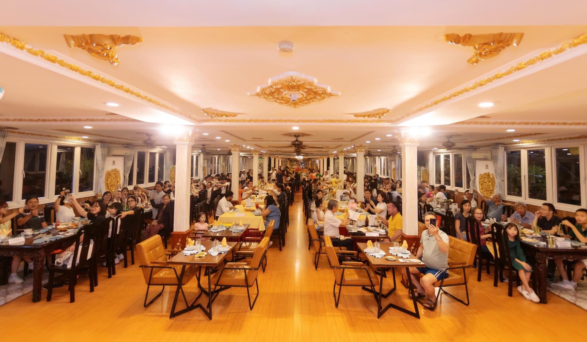 Tour nocturno por Saigón con espectáculo de marionetas acuáticas y crucero con cena - imagen 7