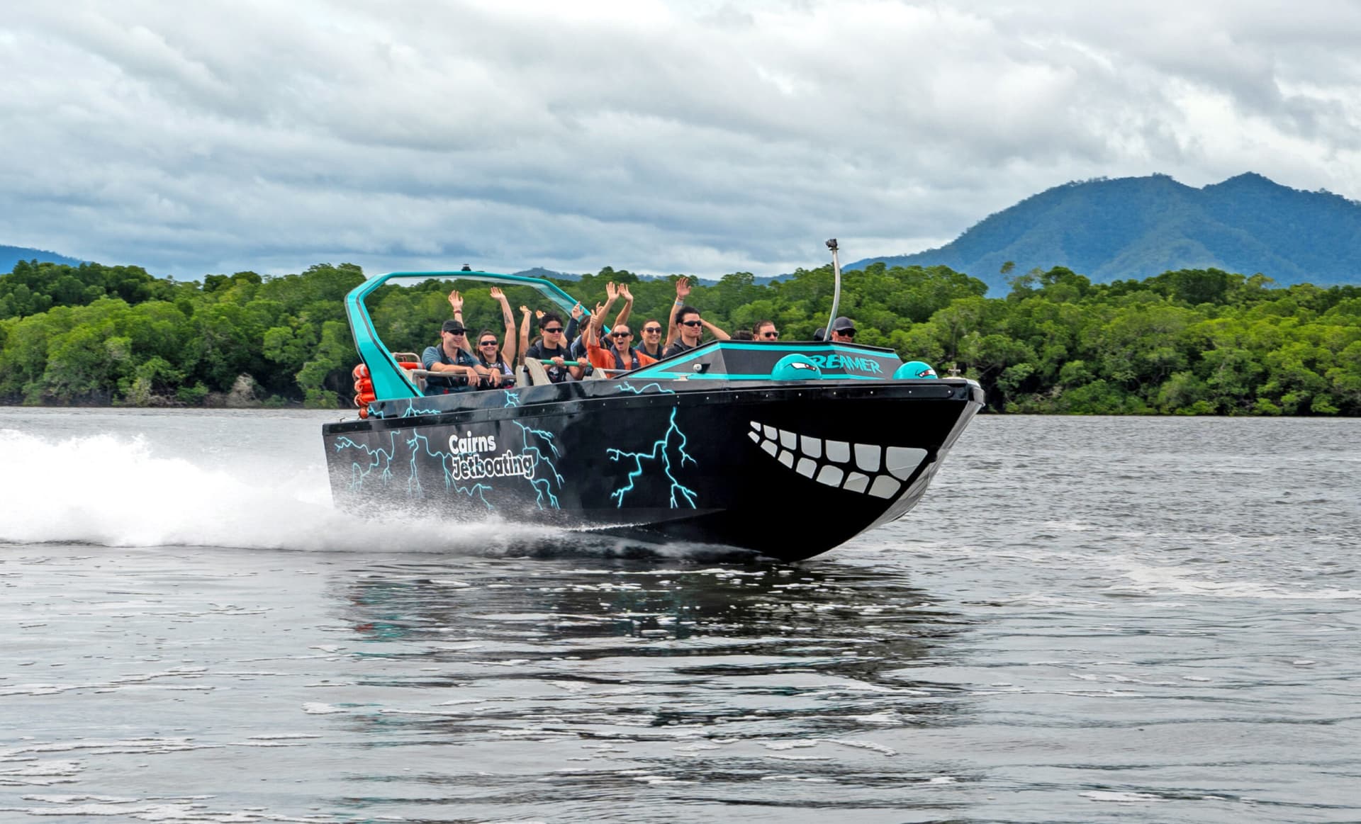 Paseo en lancha rápida por Cairns - imagen principal